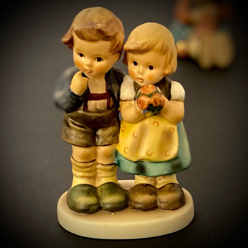 We Congratulate (with Base)

VINTAGE VERY CUTE GOEBEL HUMMEL 220